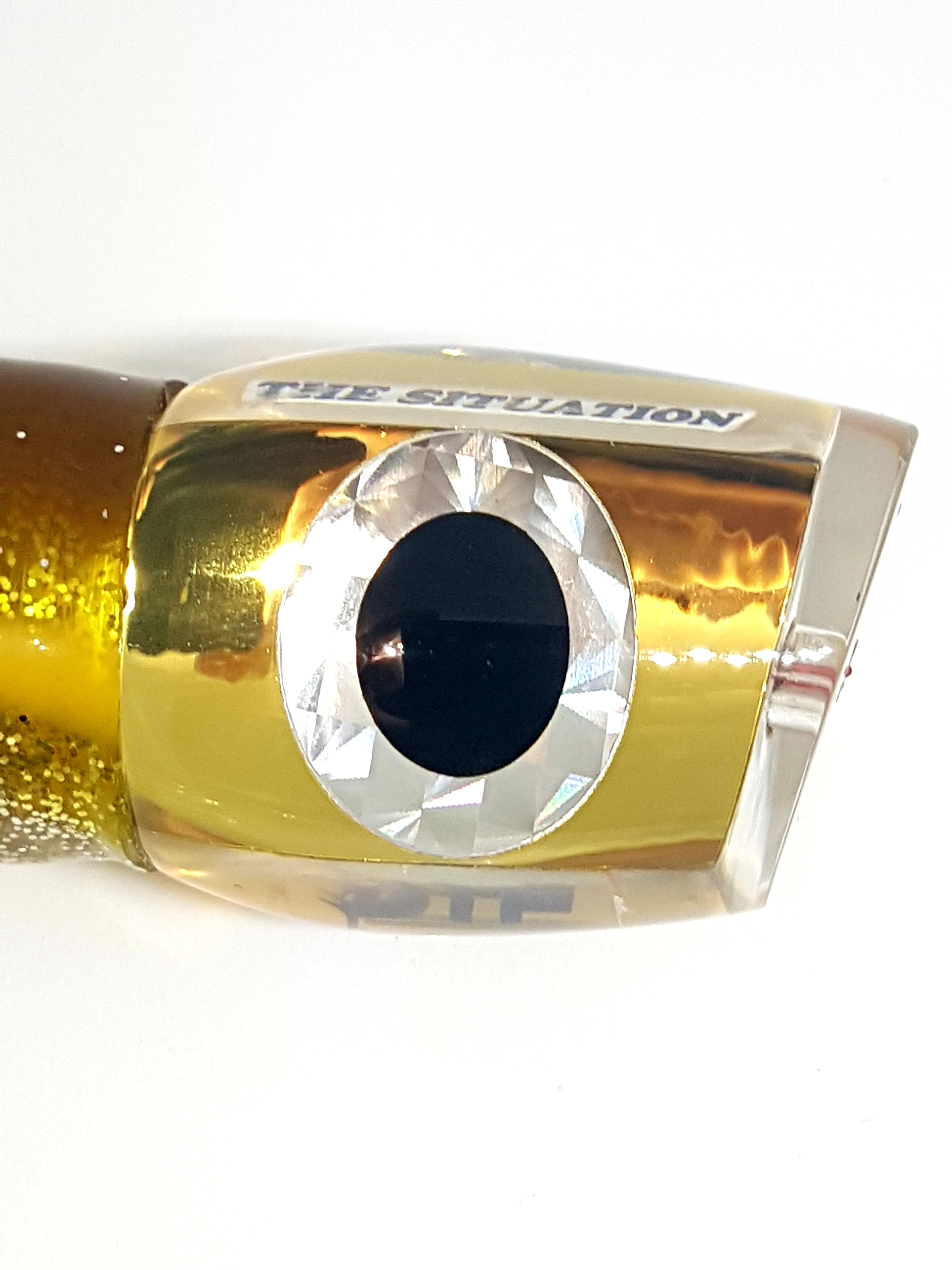 THE SITUATION This is a short or long corner lure. Its
place is cemented on the long corner
of the DTF spread. It has a wide side
to side motion and long bubble trail.
Great for getting the attention of any
passing billfish!